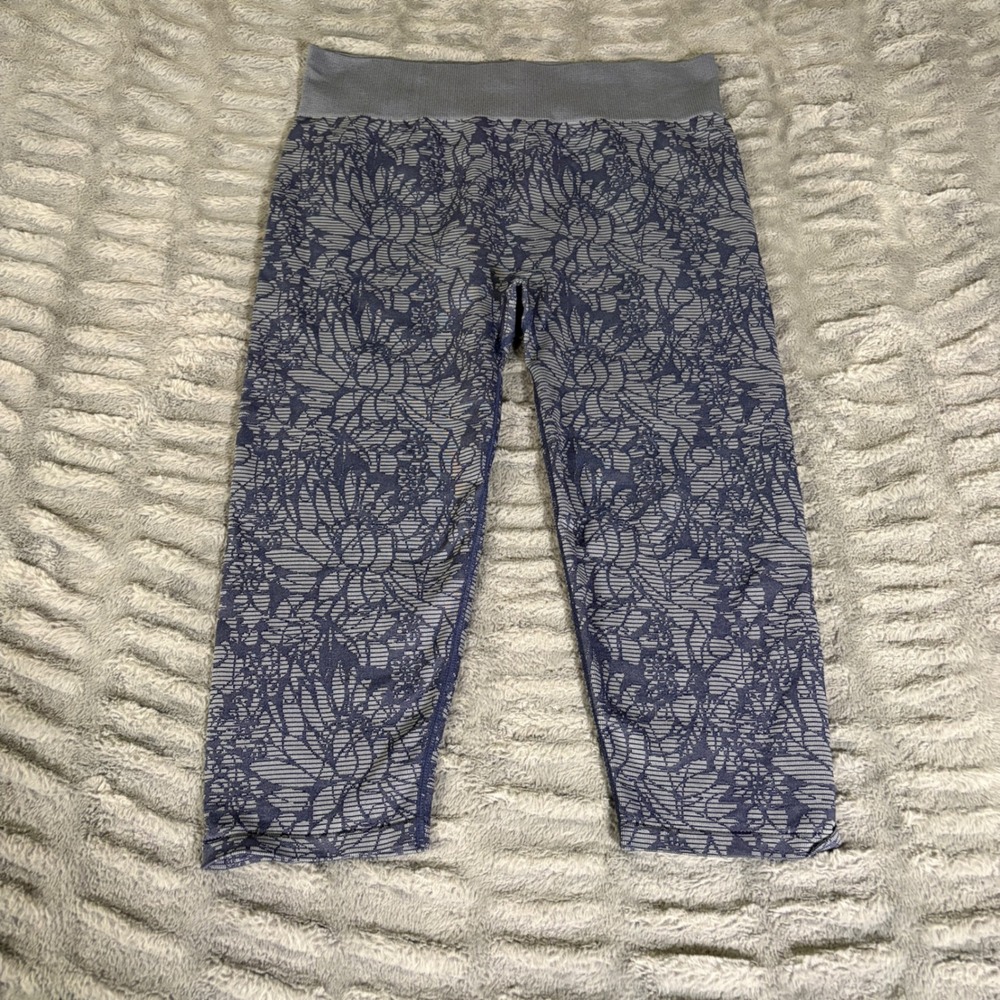 Fabletics Blue Floral Lace Seamless Cropped Leggings‎ Capri CS1615639 Large
